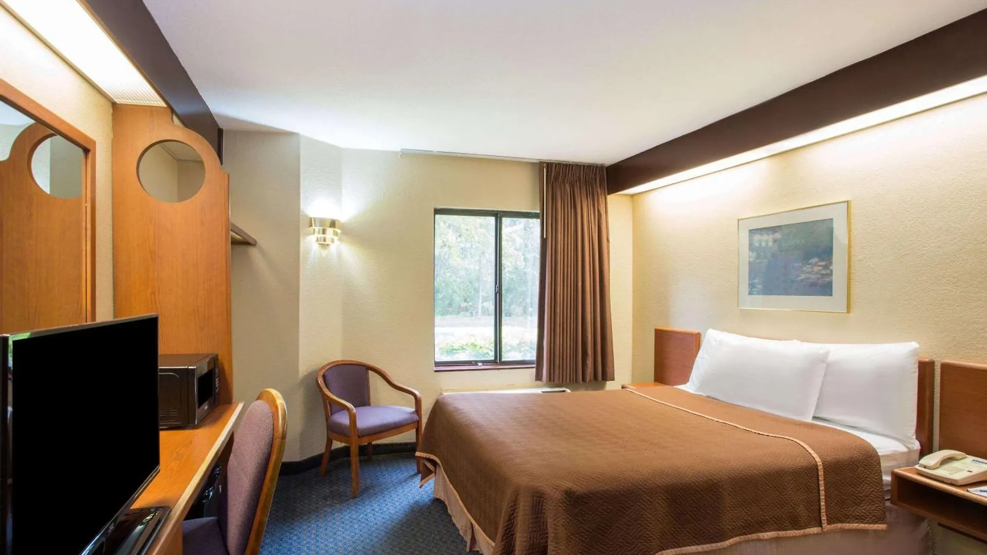 Where to Stay Near Lee County Airport: 4 Best Fort Myers Hotels
